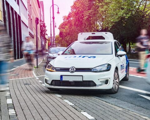 5G puts remote-controlled cars